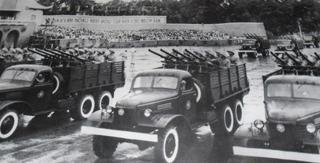 Ngày 1-1-1955, chào mừng Chủ tịch Hồ Chí Minh và Trung ương Đảng về Thủ đô sau 9 năm kháng chiến, Quân đội nhân dân Việt Nam đã tổ chức diễu binh trên Quảng trường Ba Đình