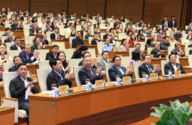 Trước yêu cầu, nhiệm vụ của thời kỳ phát triển mới, đất nước bước vào kỷ nguyên mới, kỷ nguyên vươn mình của dân tộc, Bộ Chính trị, Ban Chấp hành Trung ương đã thống nhất rất cao với quyết tâm chính trị mạnh mẽ để thực hiện chủ trương tổng kết sớm, toàn diện Nghị quyết 18-NQ/TW trong toàn hệ thống chính trị