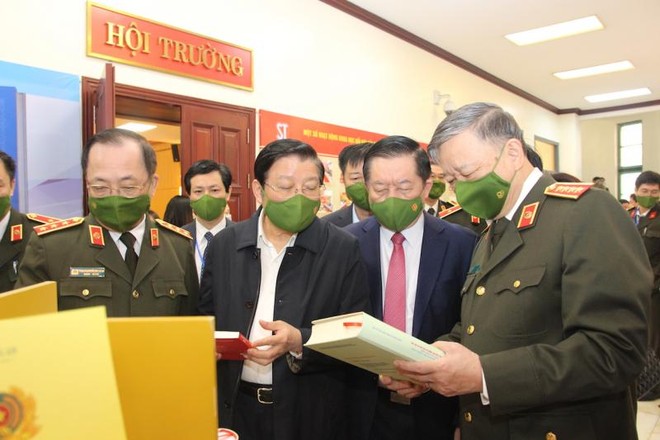 Bộ trưởng Tô Lâm, Trưởng Ban Nội Chính Trung ương Phan Đình Trạc, Trưởng Ban Tuyên giáo Trung ương Nguyễn Trọng Nghĩa cùng các đại biểu tham quan gian trưng bày sách tại hội thảo