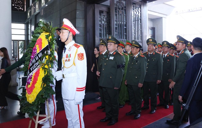 Các tướng lĩnh, sỹ quan trong Đảng uỷ, Ban Giám đốc CATP Hà Nội, các đồng chí nguyên Giám đốc, Phó Giám đốc CATP và Thủ trưởng các đơn vị thuộc CATP vào kính viếng Tổng Bí thư Nguyễn Phú Trọng Các tướng lĩnh, sỹ quan trong Đảng uỷ, Ban Giám đốc CATP Hà Nội, các đồng chí nguyên Giám đốc, Phó Giám đốc CATP và Thủ trưởng các đơn vị thuộc CATP vào kính viếng Tổng Bí thư Nguyễn Phú Trọng
