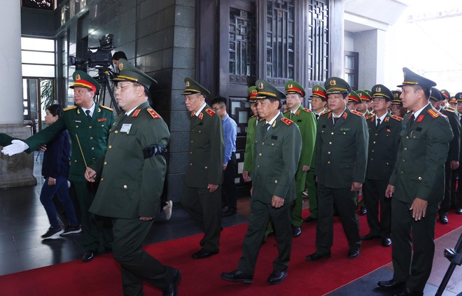 Đoàn đại biểu CATP Hà Nội kính cẩn tiễn biệt Tổng Bí thư Nguyễn Phú Trọng về nơi an nghỉ cuối cùng Đoàn đại biểu CATP Hà Nội kính cẩn tiễn biệt Tổng Bí thư Nguyễn Phú Trọng về nơi an nghỉ cuối cùng