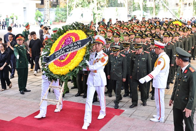 Cùng đi với đoàn đại biểu CATP Hà Nội viếng Tổng Bí thư Nguyễn Phú Trọng còn có các đồng chí nguyên lãnh đạo CATP qua các thời kỳ... Cùng đi với đoàn đại biểu CATP Hà Nội viếng Tổng Bí thư Nguyễn Phú Trọng còn có các đồng chí nguyên lãnh đạo CATP qua các thời kỳ...