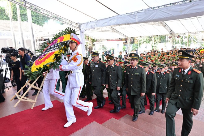 Đoàn đại biểu CATP Hà Nội do Trung tướng Nguyễn Hải Trung, Giám đốc CATP dẫn đầu vào viếng Tổng Bí thư Nguyễn Phú Trọng tại Nhà tang lễ Quốc gia số 5 Trần Thánh Tông Đoàn đại biểu CATP Hà Nội do Trung tướng Nguyễn Hải Trung, Giám đốc CATP dẫn đầu vào viếng Tổng Bí thư Nguyễn Phú Trọng tại Nhà tang lễ Quốc gia số 5 Trần Thánh Tông
