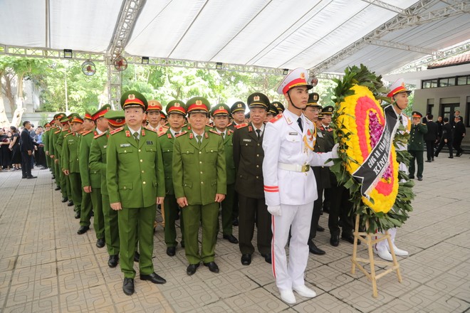 Từ khi còn là Bí thư Thành uỷ Hà Nội, Tổng Bí thư Nguyễn Phú Trọng luôn dành những tình cảm, sự quan tâm đặc biệt đến lực lượng Công an Hà Nội và đó là nguồn động viên, khích lệ tinh thần quyết tâm hoàn thành xuất sắc nhiệm vụ của các thế hệ cán bộ chiến sỹ Công an Thủ đô qua các thời kỳ... Từ khi còn là Bí thư Thành uỷ Hà Nội, Tổng Bí thư Nguyễn Phú Trọng luôn dành những tình cảm, sự quan tâm đặc biệt đến lực lượng Công an Hà Nội và đó là nguồn động viên, khích lệ tinh thần quyết tâm hoàn thành xuất sắc nhiệm vụ của các thế hệ cán bộ chiến sỹ Công an Thủ đô qua các thời kỳ...