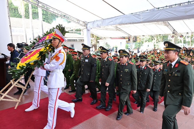 Mọi người đều rất xúc động trong không bầu không khí trang nghiêm tiễn biệt Tổng Bí Thư Nguyễn Phú Trọng Mọi người đều rất xúc động trong không bầu không khí trang nghiêm tiễn biệt Tổng Bí Thư Nguyễn Phú Trọng