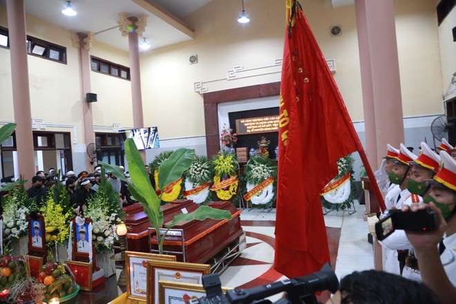 Không khí lễ truy điệu 3 liệt sỹ tại Đài hóa thân Hoàn Vũ (Văn Điển) thật trang nghiêm, xúc động Không khí lễ truy điệu 3 liệt sỹ tại Đài hóa thân Hoàn Vũ (Văn Điển) thật trang nghiêm, xúc động