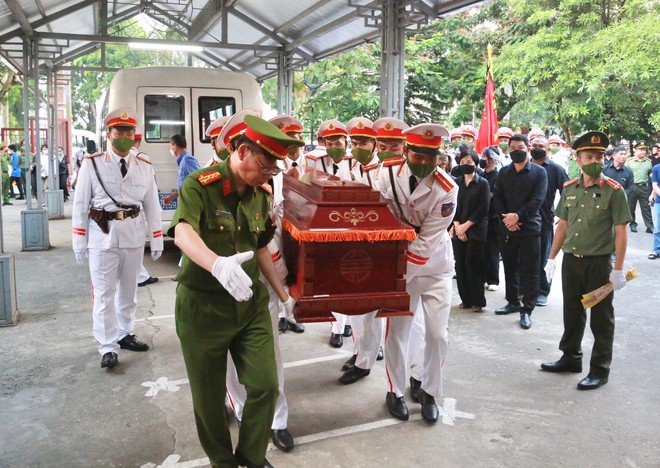 Di quan của các liệt sỹ được đưa vào khu vực làm lễ tại Đài hóa thân Hoàn Vũ (Văn Điển) Di quan của các liệt sỹ được đưa vào khu vực làm lễ tại Đài hóa thân Hoàn Vũ (Văn Điển)
