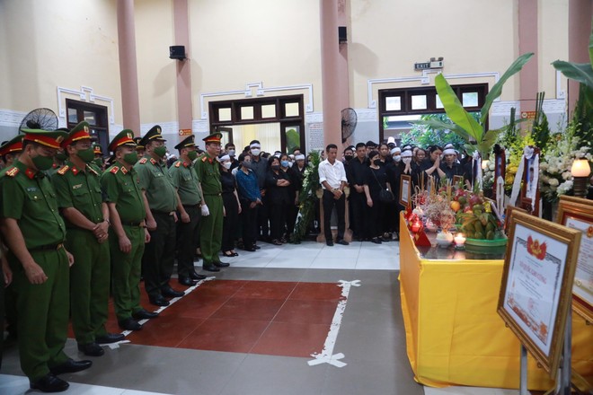 Lãnh đạo CATP Hà Nội cùng các đồng chí, đồng đội, người thân và đông đảo nhân dân xúc động trong thời khắc tiễn biệt 3 liệt sỹ tại Đài hóa thân Hoàn Vũ Lãnh đạo CATP Hà Nội cùng các đồng chí, đồng đội, người thân và đông đảo nhân dân xúc động trong thời khắc tiễn biệt 3 liệt sỹ tại Đài hóa thân Hoàn Vũ