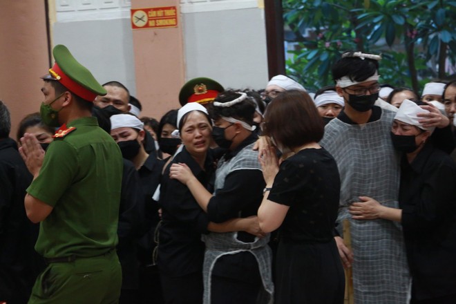 Thân nhân 3 liệt sỹ động viên nhau cùng vượt qua nỗi đau, mất mát vô cùng to lớn. Các anh đã anh dũng hy sinh thân mình để người dân được bình an. Thân nhân 3 liệt sỹ động viên nhau cùng vượt qua nỗi đau, mất mát vô cùng to lớn. Các anh đã anh dũng hy sinh thân mình để người dân được bình an.