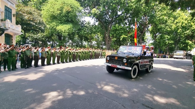 Các cán bộ chiến sĩ CAND nghiêm trang tiễn biệt Tổng Bí thư Nguyễn Phú Trọng. Ảnh: Minh Quân