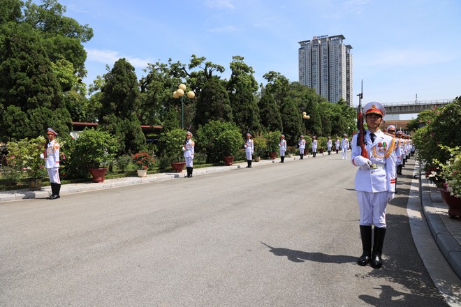 Lực lượng tiêu binh làm nhiệm vụ tại Nghĩa trang Mai Dịch. Ảnh: Tuấn Anh