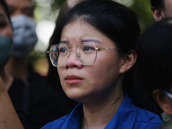 Nhiều người dân nghẹn ngào tiễn biệt Tổng Bí thư Nguyễn Phú Trọng. Ảnh: Thuần Thư