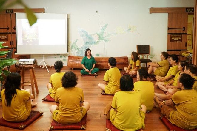 Một buổi trao đổi giữa chị Diệu Đức Nhàn với những người đến Andeva chăm sóc sức khỏe Một buổi trao đổi giữa chị Diệu Đức Nhàn với những người đến Andeva chăm sóc sức khỏe