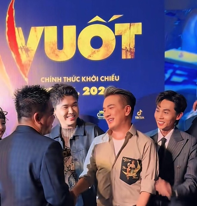 Ca sĩ Đàm Vĩnh Hưng chúc mừng đạo diễn Lê Thanh Sơn và ê kíp