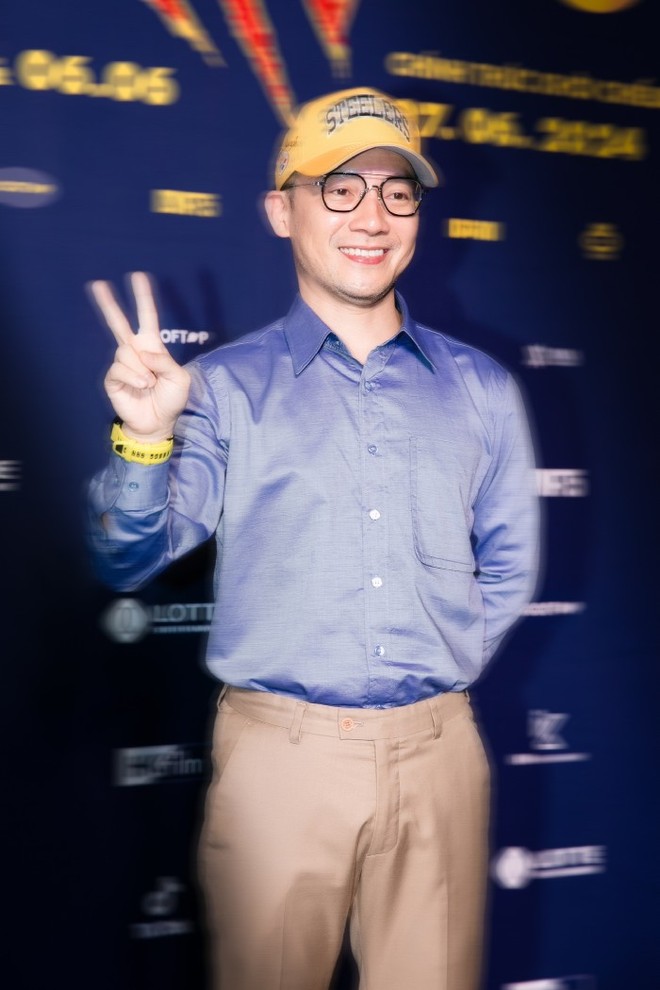 "Anh tài" Đinh tiến Đạt dù bận rộn với "Anh trai vượt ngàn chồng gai" vẫn dành thời gian đến chúc mừng đoàn phim