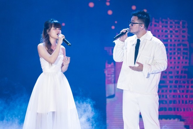 An ninh thủ đô - Hồ Ngọc Hà - Hương Giang và dàn sao Vbiz “đốt cháy” sân khấu trường Đại học HUTECH 21