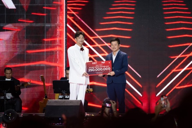 Dược sĩ Tiến trao phần học bổng ý nghĩa của chương trình cho các bạn sinh viên