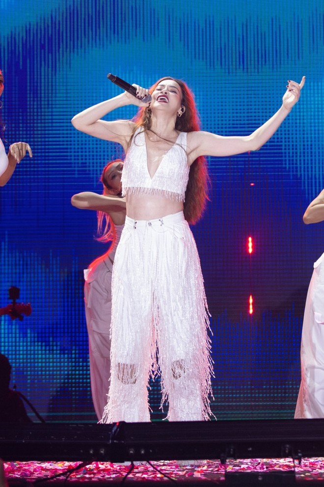 Hồ Ngọc Hà khoe trọn cơ bụng săn chắc trong phần biểu diễn "What is love"