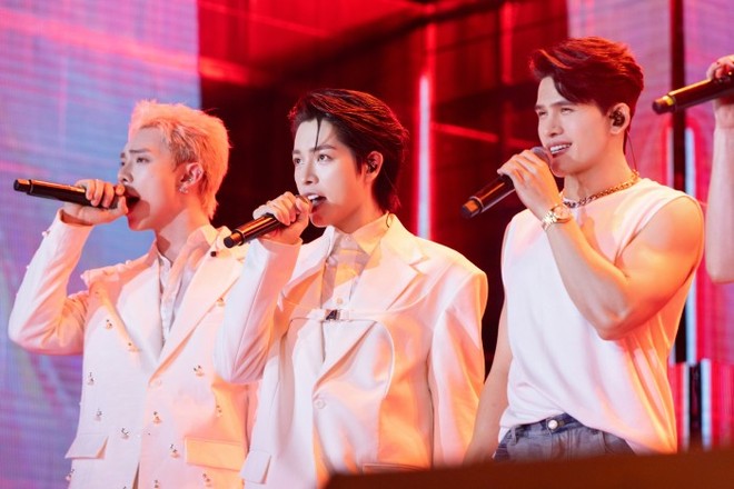 An ninh thủ đô - Hồ Ngọc Hà - Hương Giang và dàn sao Vbiz “đốt cháy” sân khấu trường Đại học HUTECH 13