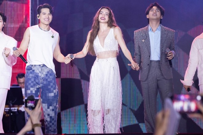 "Nữ hoàng giải trí" Hồ Ngọc Hà lần đầu hát cùng dàn sao nam của showbiz