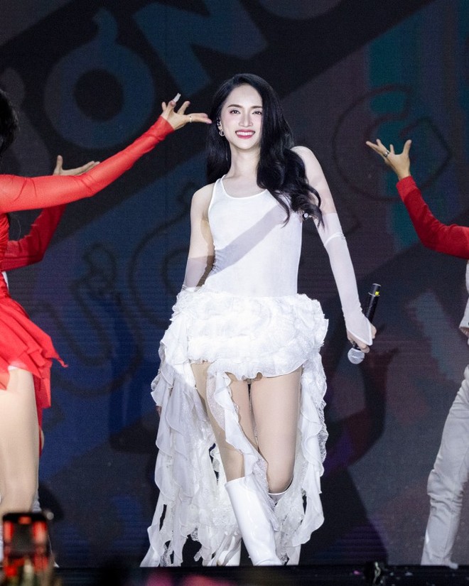Hoa hậu Hương Giang cùng vũ đoàn đốt cháy sân khấu "Trẻ Concert"