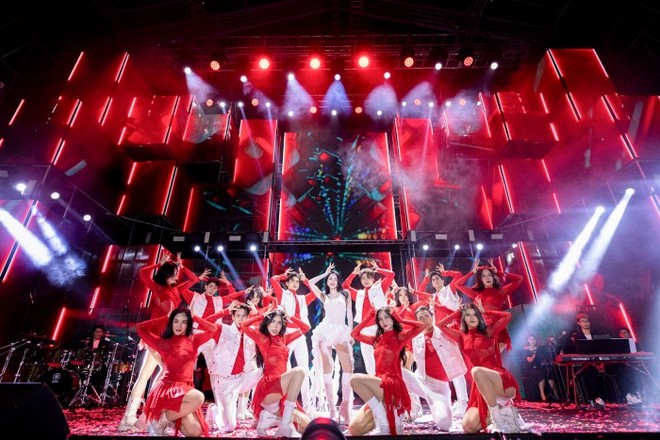 An ninh thủ đô - Hồ Ngọc Hà - Hương Giang và dàn sao Vbiz “đốt cháy” sân khấu trường Đại học HUTECH 85