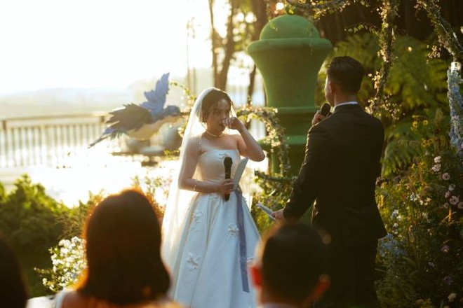 Những khoảng khắc xúc động của lễ cưới được Thái Trinh đưa vào MV mới của mình