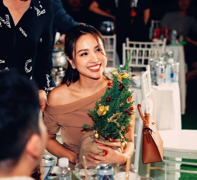 MC Vân Hugo rạng rỡ tại sự kiện MC Vân Hugo rạng rỡ tại sự kiện