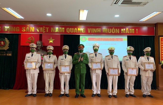 Thượng tá Trần Văn Hóa - Chánh văn phòng Cơ quan Cảnh sát điều tra, CATP Hà Nội trao khen thưởng các tập thể, cá nhân Thượng tá Trần Văn Hóa - Chánh văn phòng Cơ quan Cảnh sát điều tra, CATP Hà Nội trao khen thưởng các tập thể, cá nhân