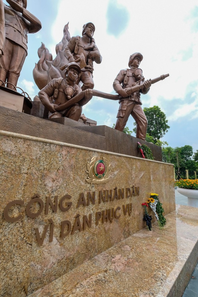 Những bó hoa tươi dưới chân Tượng đài Những bó hoa tươi dưới chân Tượng đài