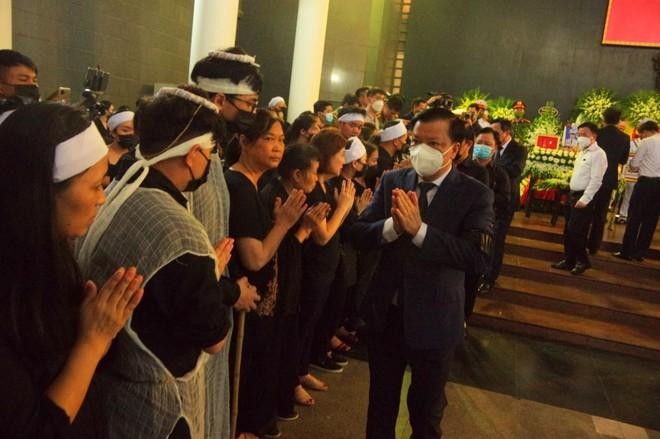 Bí thư Thành ủy Đinh Tiến Dũng chia buồn với thân nhân 3 liệt sỹ Bí thư Thành ủy Đinh Tiến Dũng chia buồn với thân nhân 3 liệt sỹ
