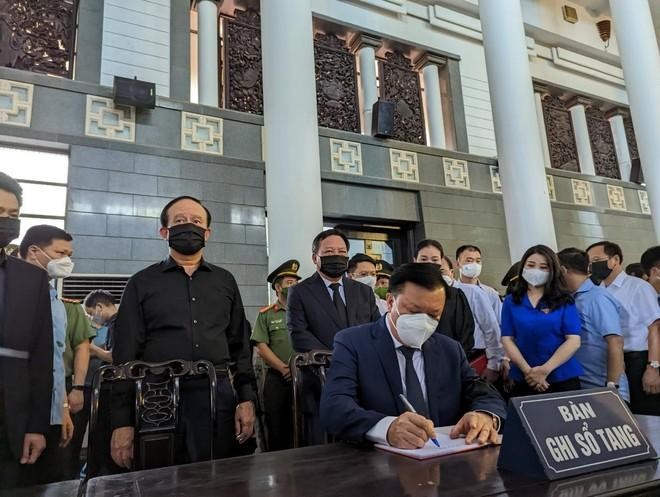 Bí thư Thành ủy Hà Nội Đinh Tiến Dũng viết sổ tang: Vô cùng thương tiếc Liệt sỹ Đặng Anh Quân; Liệt sỹ Đỗ Đức Việt; Liệt sỹ Nguyễn Đình Phúc. Xin chia buồn sâu sắc cùng toàn thể gia quyến. Cầu chúc linh hồn các anh siêu thoát về với tổ tiên, với Trời Phật. Bí thư Thành ủy Hà Nội Đinh Tiến Dũng viết sổ tang: Vô cùng thương tiếc Liệt sỹ Đặng Anh Quân; Liệt sỹ Đỗ Đức Việt; Liệt sỹ Nguyễn Đình Phúc. Xin chia buồn sâu sắc cùng toàn thể gia quyến. Cầu chúc linh hồn các anh siêu thoát về với tổ tiên, với Trời Phật.