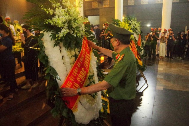 Đại tướng Tô Lâm - Ủy viên BCT, Bí thư Đảng ủy Công an Trung ương, Bộ trưởng Bộ Công an chỉnh trang vòng hoa viếng các liệt sỹ Đại tướng Tô Lâm - Ủy viên BCT, Bí thư Đảng ủy Công an Trung ương, Bộ trưởng Bộ Công an chỉnh trang vòng hoa viếng các liệt sỹ