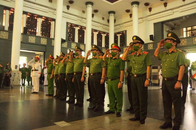 Đoàn đại biểu Bộ Công an do Đại tướng Tô Lâm - Ủy viên Bộ Chính trị, Bí thư Đảng ủy Công an Trung ương, Bộ trưởng Bộ Công an dẫn đầu đoàn Bộ Công an vào viếng 3 liệt sĩ Đoàn đại biểu Bộ Công an do Đại tướng Tô Lâm - Ủy viên Bộ Chính trị, Bí thư Đảng ủy Công an Trung ương, Bộ trưởng Bộ Công an dẫn đầu đoàn Bộ Công an vào viếng 3 liệt sĩ