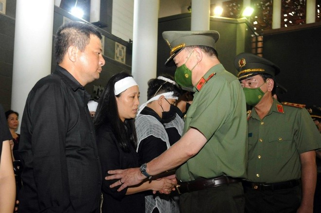 Lãnh đạo Bộ Công an chia buồn cùng các gia đình liệt sỹ Lãnh đạo Bộ Công an chia buồn cùng các gia đình liệt sỹ