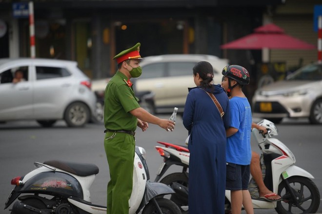 Tang lễ trọng thể 3 Liệt sỹ Công an Hà Nội anh dũng hy sinh vì sự bình yên của Nhân dân ảnh 47 Tang lễ trọng thể 3 Liệt sỹ Công an Hà Nội anh dũng hy sinh vì sự bình yên của Nhân dân ảnh 47