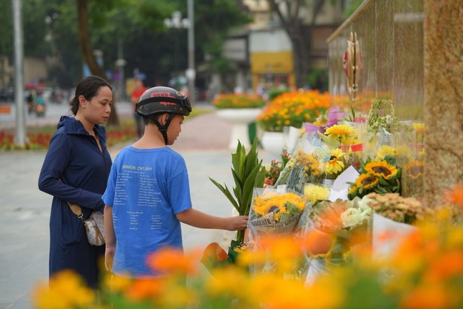 Người dân Hà Nội lặng lẽ đến Tượng đài Công an nhân dân đặt hoa nhân lễ tang của 3 liệt sĩ Cảnh sát PCCC hy sinh Người dân Hà Nội lặng lẽ đến Tượng đài Công an nhân dân đặt hoa nhân lễ tang của 3 liệt sĩ Cảnh sát PCCC hy sinh