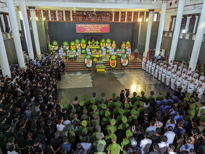 16h38: Bắt đầu lễ truy điệu các liệt sỹ Đặng Anh Quân, Đỗ Đức Việt và Nguyễn Đình Phúc 16h38: Bắt đầu lễ truy điệu các liệt sỹ Đặng Anh Quân, Đỗ Đức Việt và Nguyễn Đình Phúc