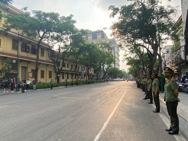 17h: Dưới ánh chiều của mùa thu Hà Nội, những người đồng chí, đồng đội và nhân dân đã đứng chờ, tiễn đưa các liệt sỹ về nơi an nghỉ cuối cùng (ảnh chụp tại phố Lý Thường Kiệt, quận Hoàn Kiếm) 17h: Dưới ánh chiều của mùa thu Hà Nội, những người đồng chí, đồng đội và nhân dân đã đứng chờ, tiễn đưa các liệt sỹ về nơi an nghỉ cuối cùng (ảnh chụp tại phố Lý Thường Kiệt, quận Hoàn Kiếm)