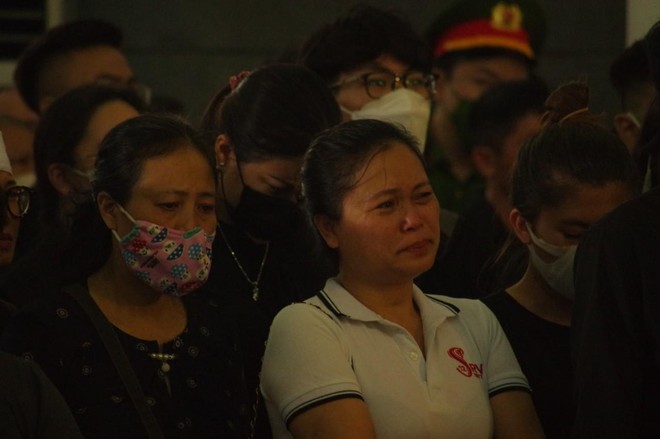 Mọi người ai nấy đều xúc động, xót thương, không cầm được nước mắt Mọi người ai nấy đều xúc động, xót thương, không cầm được nước mắt