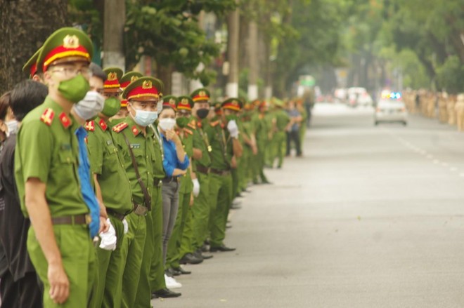 Hàng dài những đồng chí, đồng đội hướng mắt dõi về phía cuối con đường, chờ tiễn đưa các liệt sỹ về nơi an nghỉ Hàng dài những đồng chí, đồng đội hướng mắt dõi về phía cuối con đường, chờ tiễn đưa các liệt sỹ về nơi an nghỉ