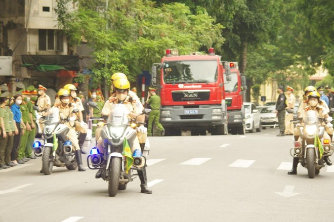 Tang lễ trọng thể 3 Liệt sỹ Công an Hà Nội anh dũng hy sinh vì sự bình yên của Nhân dân ảnh 74 Tang lễ trọng thể 3 Liệt sỹ Công an Hà Nội anh dũng hy sinh vì sự bình yên của Nhân dân ảnh 74