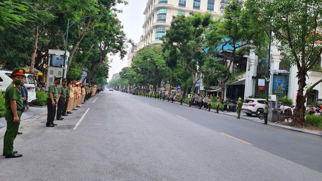 Những con phố ồn ào, tấp nập bỗng lặng yên như một lời tiễn biệt các người hùng của nhân dân Những con phố ồn ào, tấp nập bỗng lặng yên như một lời tiễn biệt các người hùng của nhân dân