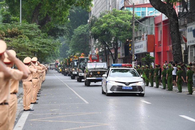 17h30: Đoàn xe đưa linh cữu các liệt sỹ về nơi an nghỉ 17h30: Đoàn xe đưa linh cữu các liệt sỹ về nơi an nghỉ