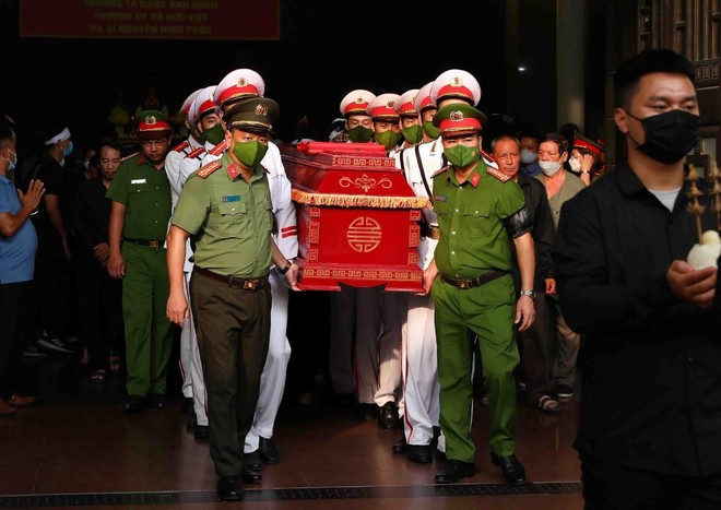 Tang lễ trọng thể 3 Liệt sỹ Công an Hà Nội anh dũng hy sinh vì sự bình yên của Nhân dân ảnh 87 Tang lễ trọng thể 3 Liệt sỹ Công an Hà Nội anh dũng hy sinh vì sự bình yên của Nhân dân ảnh 87