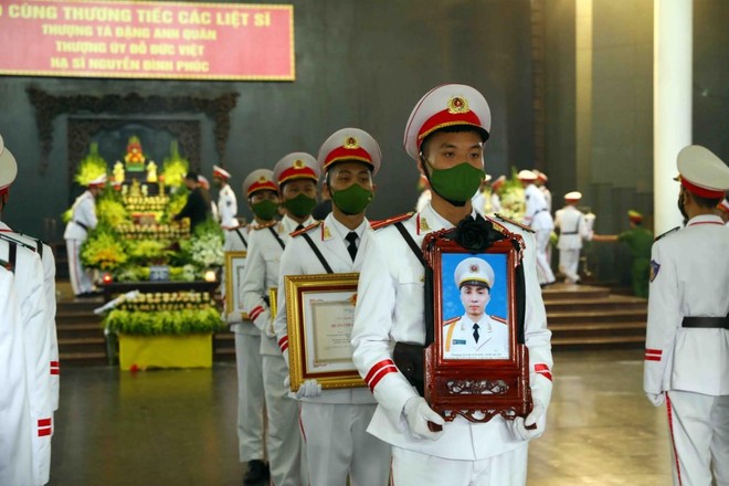 Tang lễ trọng thể 3 Liệt sỹ Công an Hà Nội anh dũng hy sinh vì sự bình yên của Nhân dân ảnh 84 Tang lễ trọng thể 3 Liệt sỹ Công an Hà Nội anh dũng hy sinh vì sự bình yên của Nhân dân ảnh 84
