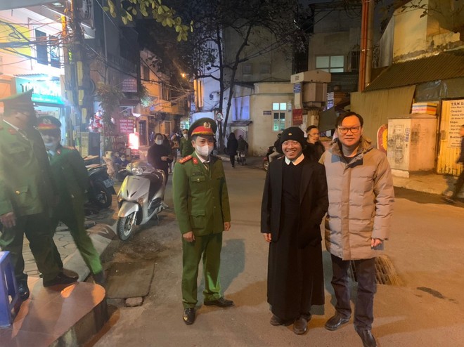 Linh mục Giuse Nguyễn Văn Toản, giáo xứ Thái Hà trân trọng cảm ơn các lực lượng đã đảm bảo an ninh trật tự cho nhân dân vui đón Giáng sinh trong an lành Linh mục Giuse Nguyễn Văn Toản, giáo xứ Thái Hà trân trọng cảm ơn các lực lượng đã đảm bảo an ninh trật tự cho nhân dân vui đón Giáng sinh trong an lành