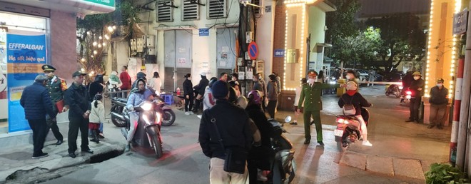 Lực lượng Công an hướng dẫn các phương tiện di chuyển vào bãi gửi xe của nhà thờ Thái Hà Lực lượng Công an hướng dẫn các phương tiện di chuyển vào bãi gửi xe của nhà thờ Thái Hà