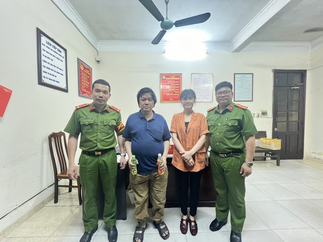 Công an phường Trung Liệt giúp người đàn ông đi lạc đoàn tụ với gia đình Công an phường Trung Liệt giúp người đàn ông đi lạc đoàn tụ với gia đình