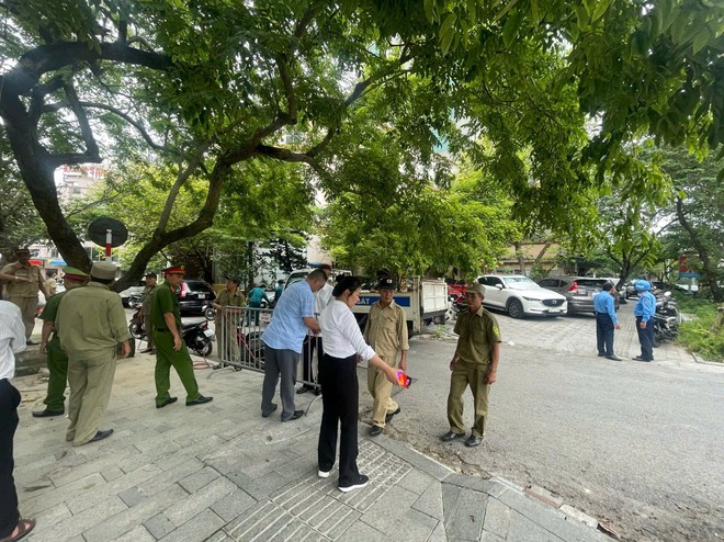 Ban chỉ đạo 197 phường Phương Liên phối hợp các đơn vị xử lý các vi phạm tại khu vực vườn hoa Xã Đàn, vườn hoa Đào Duy Anh